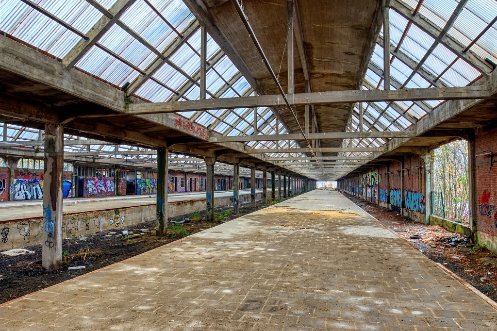 HDR gare montzen belgie belgique urbex decay verlaten station graffiti spoorweg trein train chemin de fer Junkyard abandoned abondonne trash